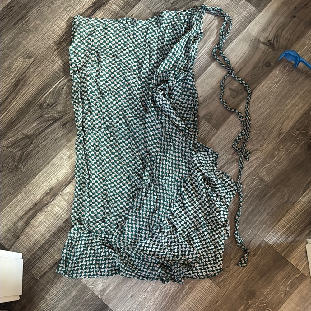 Chic Green and White Patterned Wrap Skirt